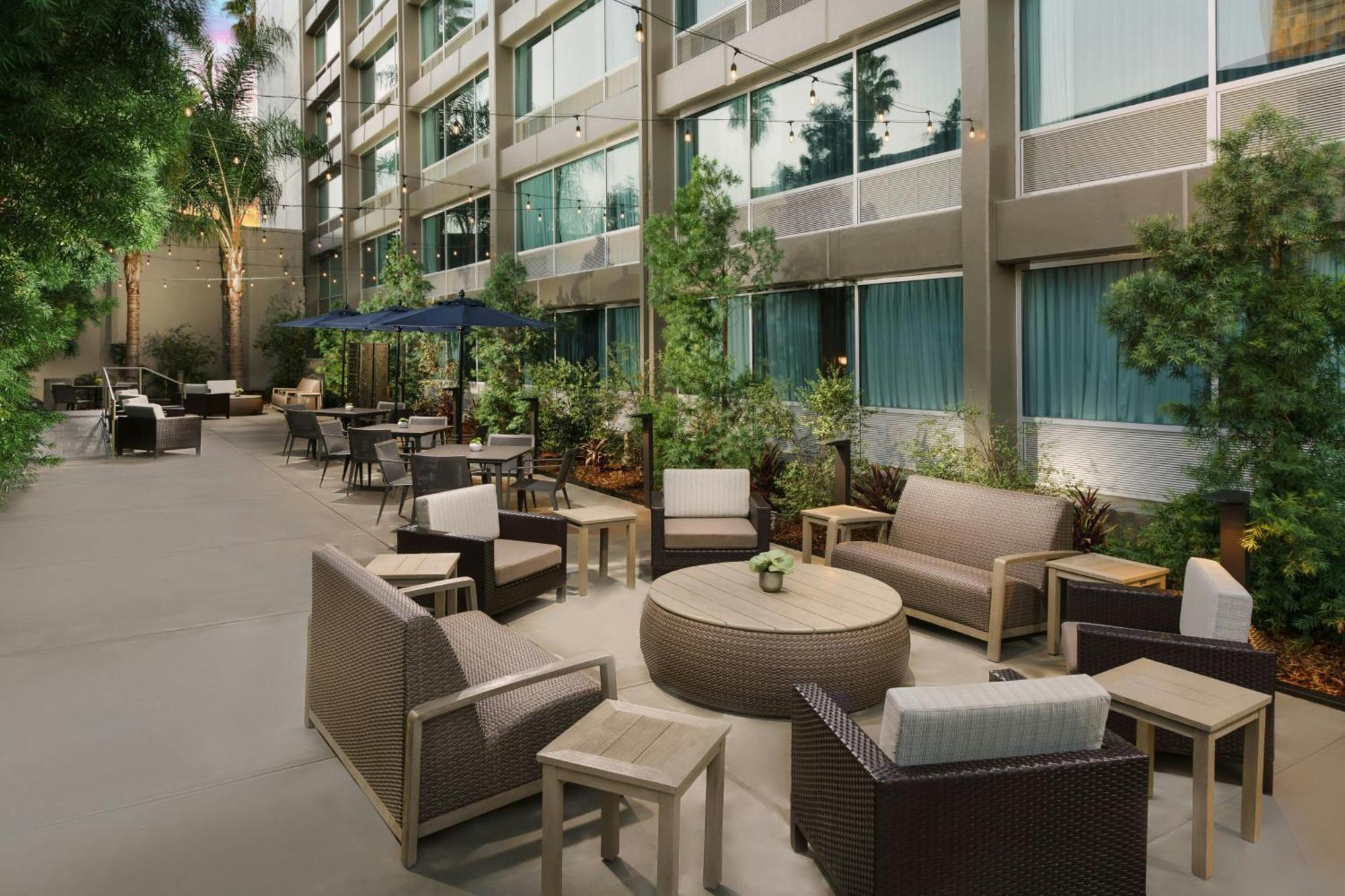 Courtyard By Marriott Los Angeles Woodland Hills Экстерьер фото